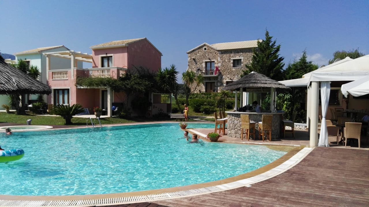 Pool mit Poolbar und Restaurant Almyros Villas Resort