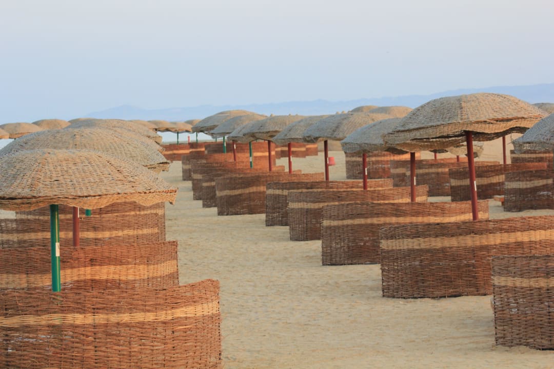 Sonnenschirm-Reihe Hotel Gorgonia Beach Resort