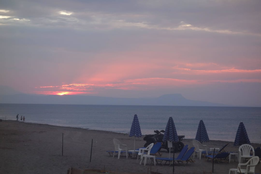 Liegen am Strand Hotel Kathrin Beach