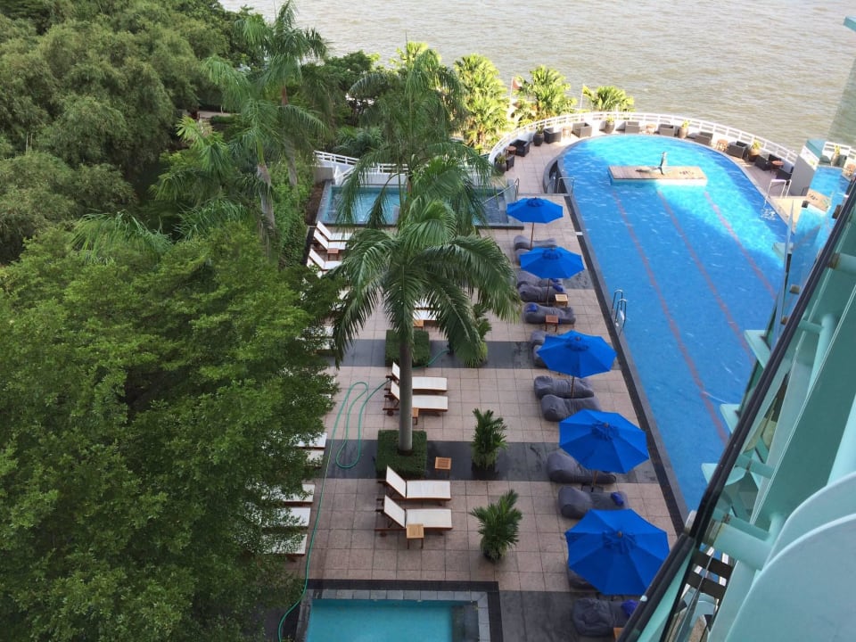 Blick aus dem Zimmer zum Pool Chatrium Hotel Riverside Bangkok