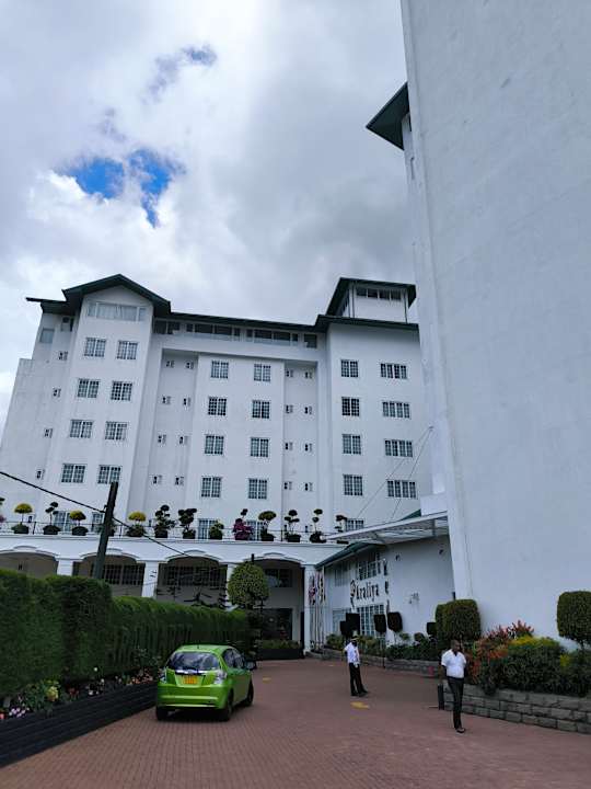 Außenansicht Araliya Red - Budget friendly Hotel- Where you find stunning 360 panoramic view of Nuwara Eliya