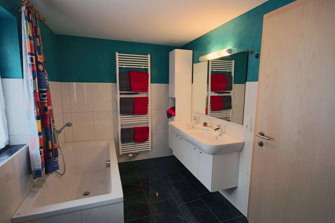 Bad mit Dusche und WC Ferienwohnung Haus Hueber