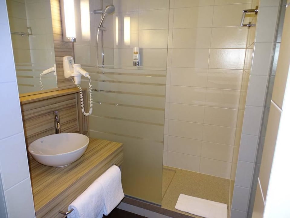 Duschbereich Leonardo Hotel Vienna Hauptbahnhof