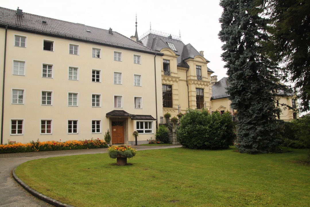 Aussenansicht mit Eingangstür Johannes-Schlößl Gästehaus der Pallottiner
