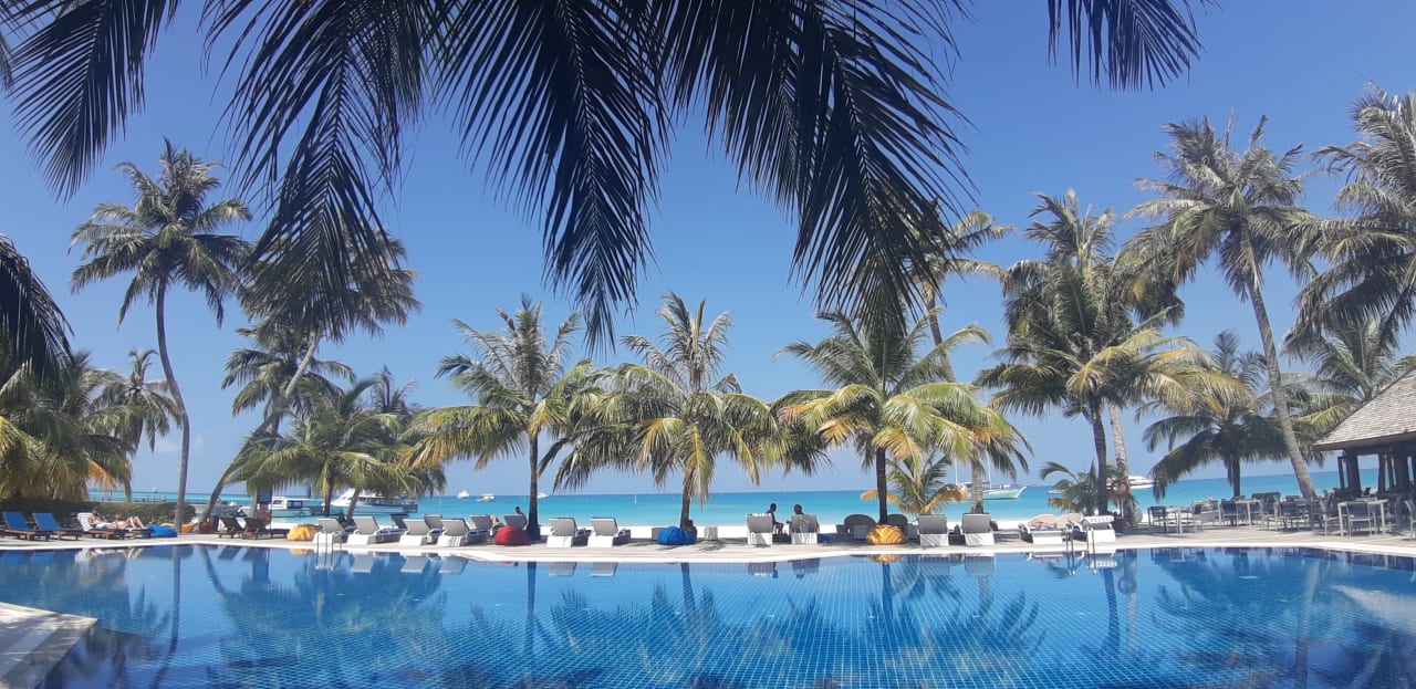 Pool Meeru Maldives Resort Island