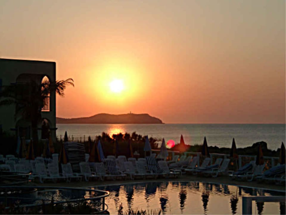 Sirenis Aura - Sonnenuntergang, im Vordergrund Kinderpool TUI BLUE Aura