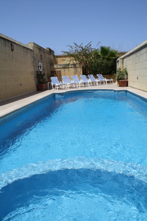 Outdoor private swimming pool Ta' Leli Farmhouse