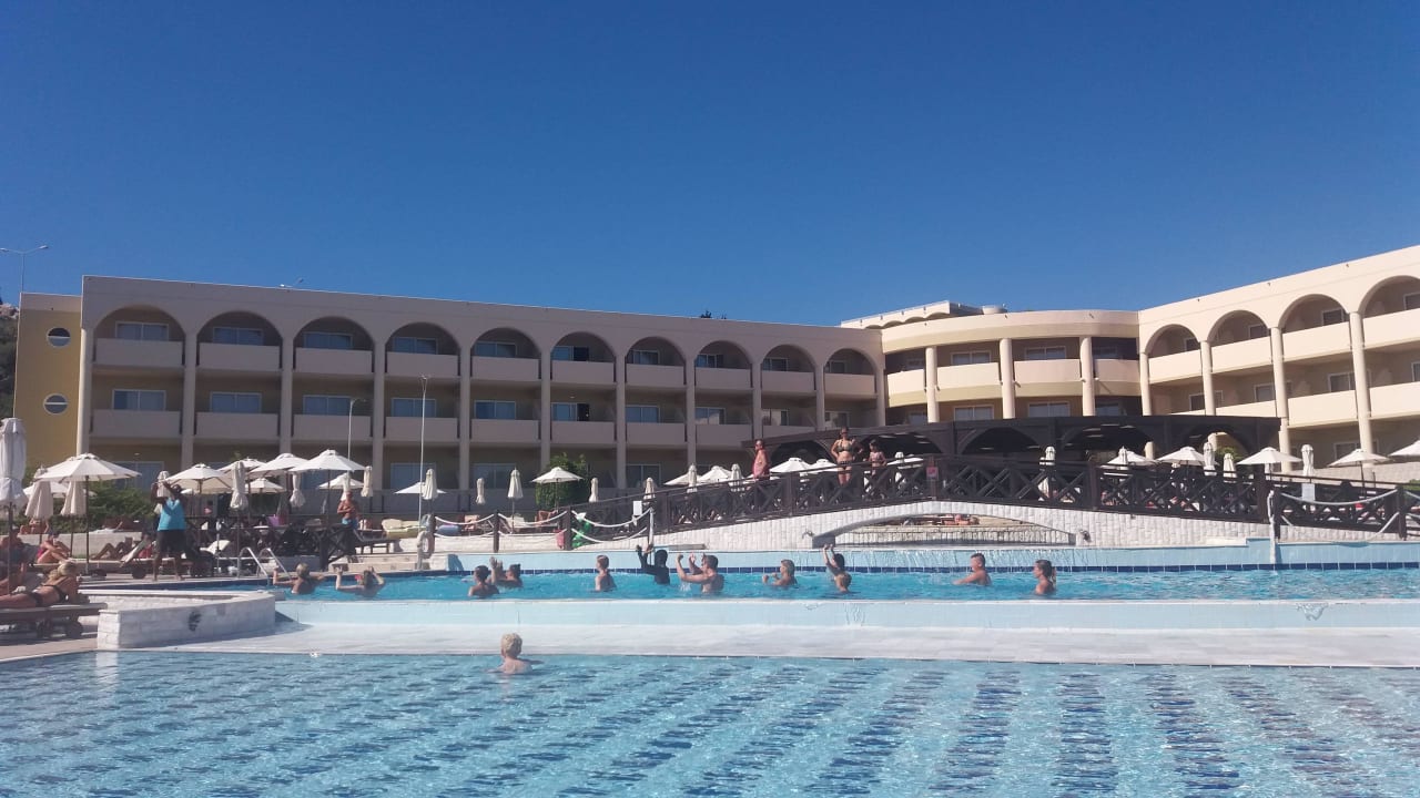 Animation am Pool Mythos Hotel Kalithea Horizon Royal