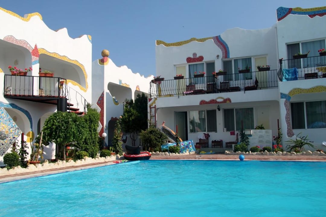 Dziedziniec z basenem Hotel Laguna