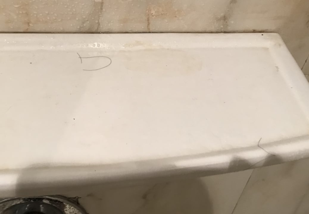 Duschablage 3 Tage lang schmutzig  Hotel Titanic Palace