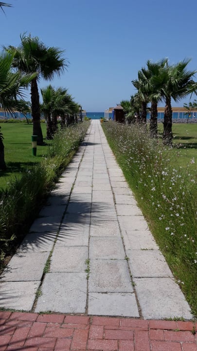 Weg zum Kiesstrand Sunis Elita Beach Resort & Spa
