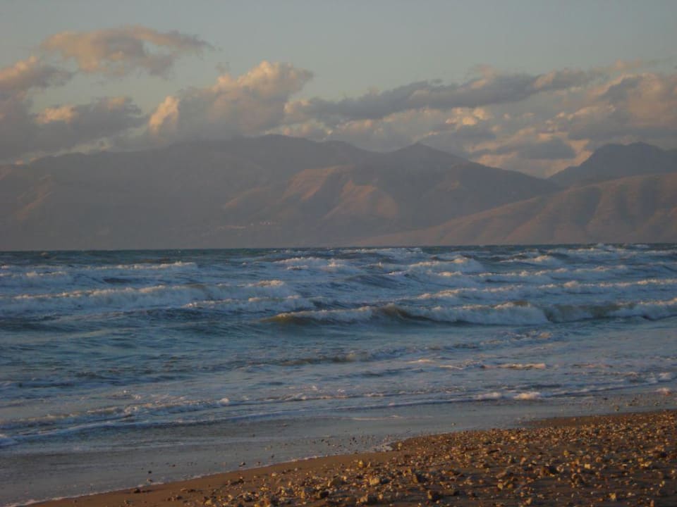 Das Meer direkt am Hotel Acharavi Beach Hotel