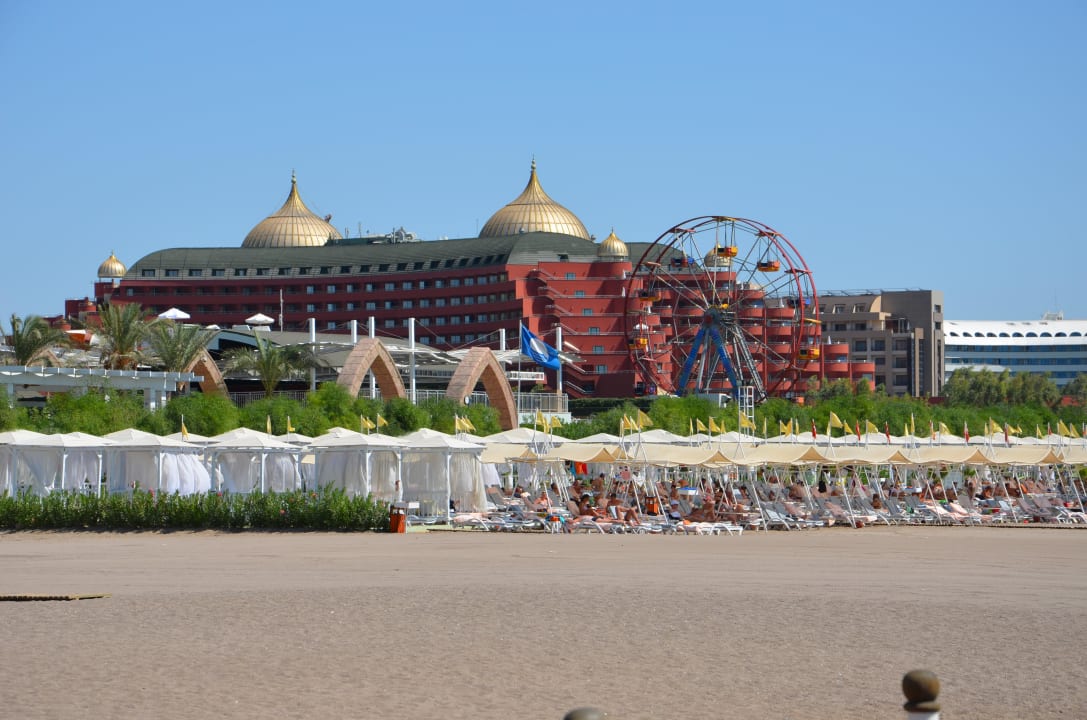 Blick vom Strand aus aufs Delphin Palace Hotel Delphin Diva