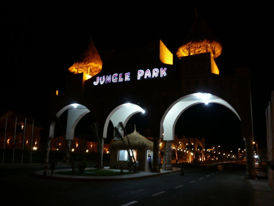 Die Zufahrt zum Hotel bei Nacht Pickalbatros Jungle Aqua Park Resort - Neverland Hurghada