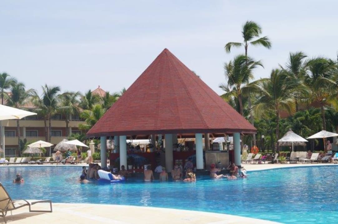 Cocktails an der Poolbar Bahia Principe Luxury Ambar