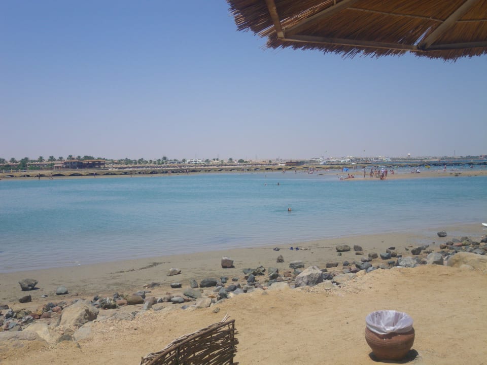 Felsiger Strandabschnitt bei Ebbe Pickalbatros Alf Leila Wa Leila Resort - Neverland Hurghada