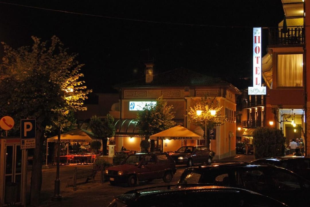 Piazza bei Nacht Hotel Sole & La Fenice