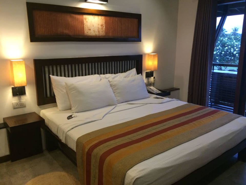 Bett mit Ausblick auf den Pool und Reisfelder  Kithala Resort