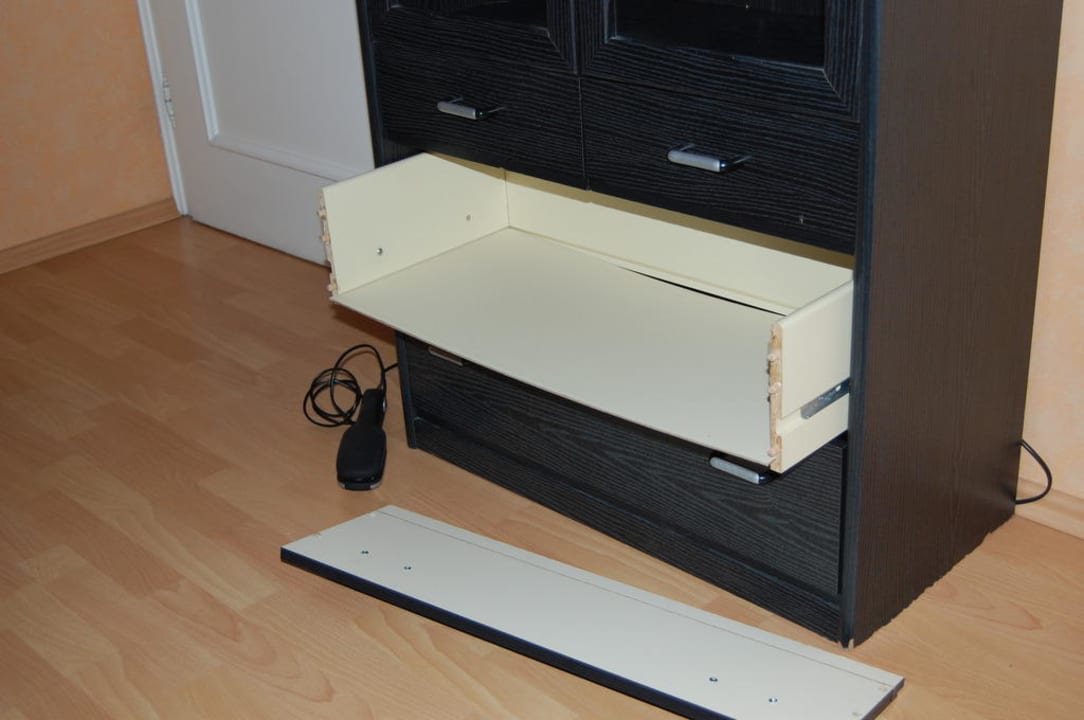 Schrank mit defekter Schublade Hotel Bismarckhöhe