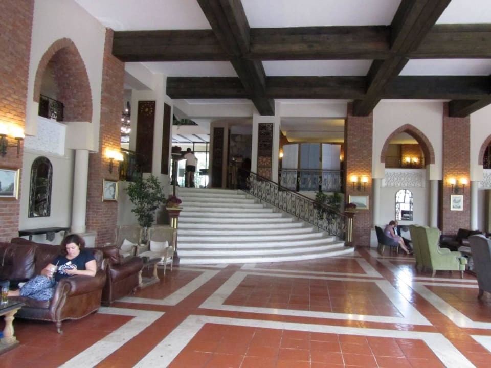 Unter dem Ruhebereich ist der Speisesaal, die Treppe Grand Yazici Club Marmaris Palace