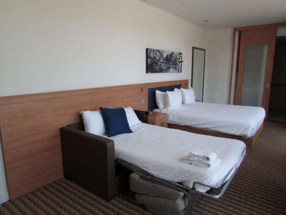 Unser Zimmer mit Beistellbett Hampton by Hilton Amsterdam / Arena Boulevard