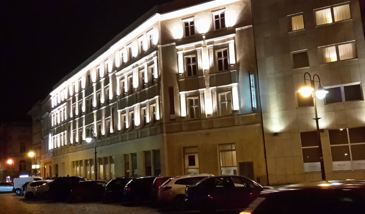Die beleuchtete Fassade Hotel Mercure Opole