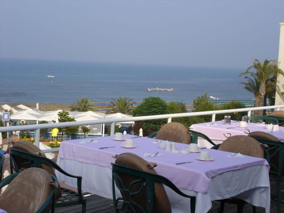 Blick auf Außenterrasse des Hauptrestaurants PALOMA Perissia
