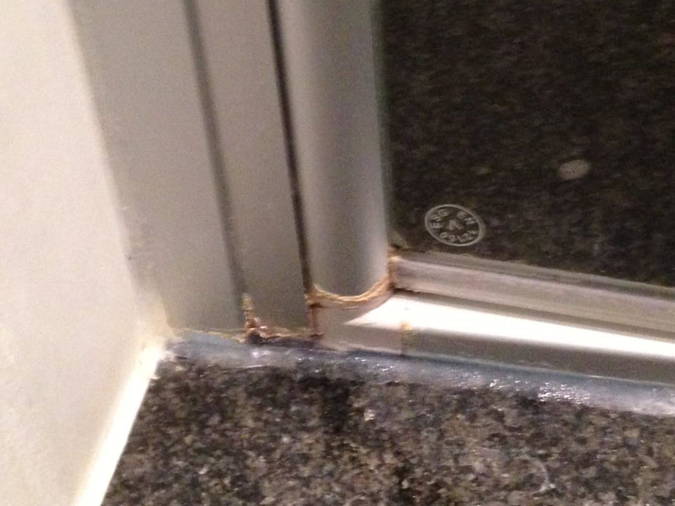 Schlechte Reinigung imgesamten Bad Hotel Vier Jahreszeiten Kühlungsborn