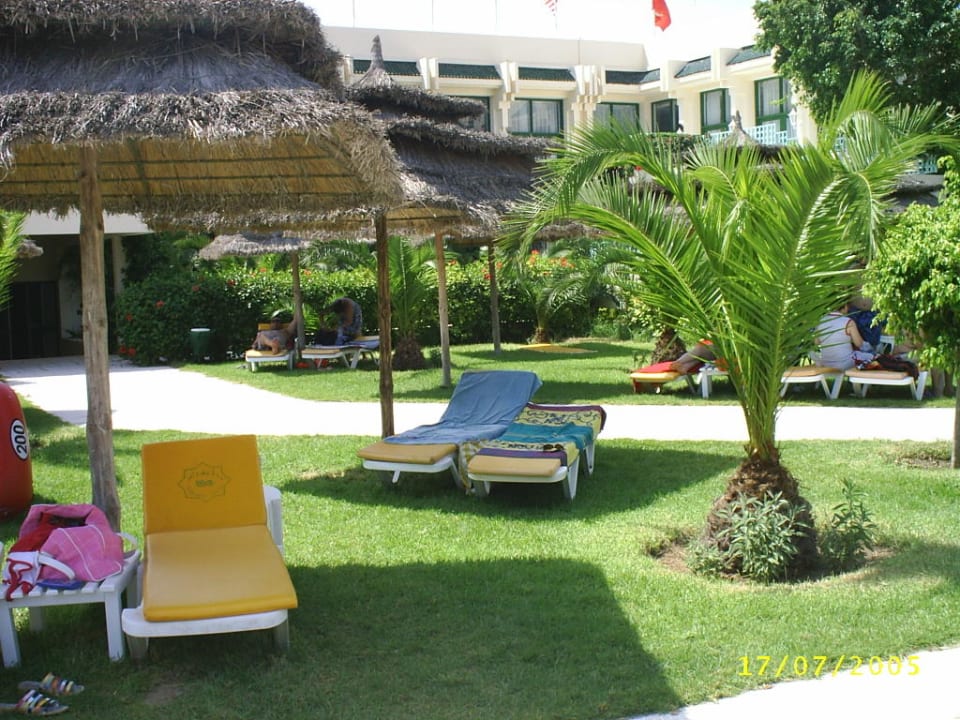 Gartenanlage mit Liegen Nahrawess Resort & Thalasso