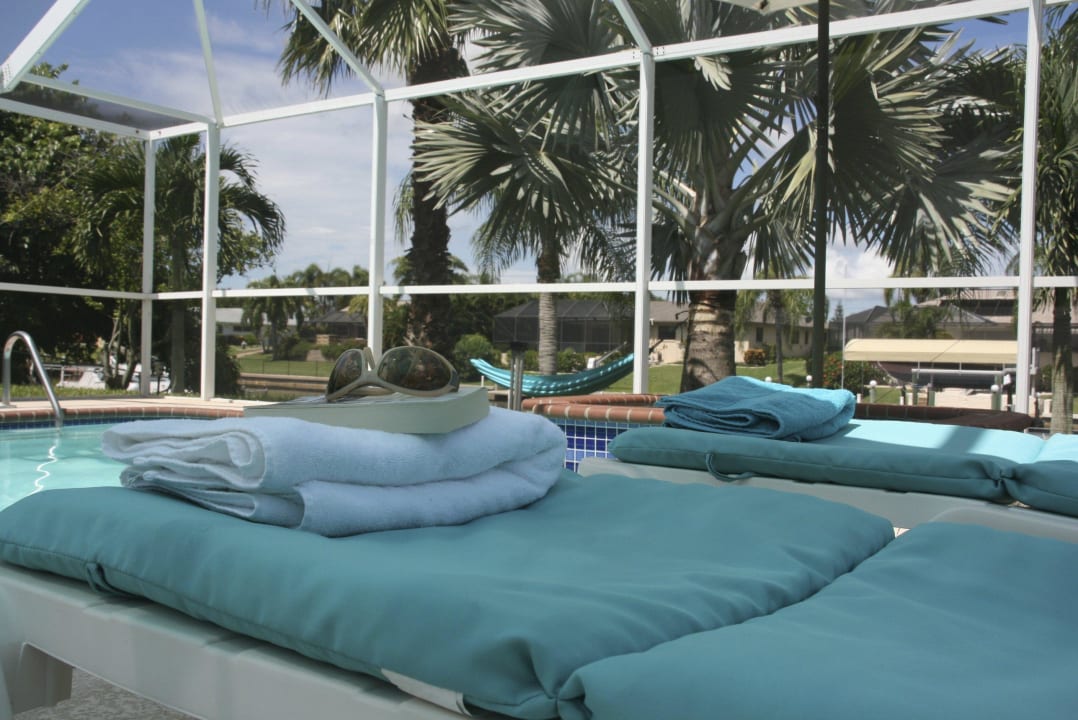 4 SONNENLIEGEN/AUFLAGEN LADEN ZUM SONNENBADEN EIN Loft-Stil Villa The Illoura