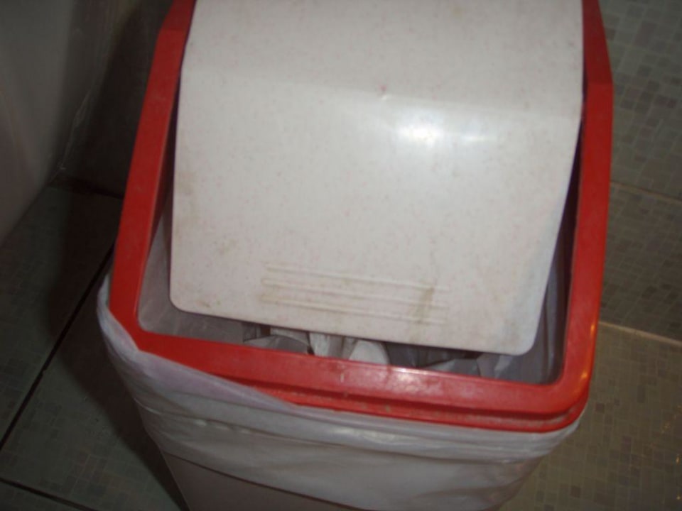 Verdreckter Mülleimer im Badezimmer! Ghazala Beach