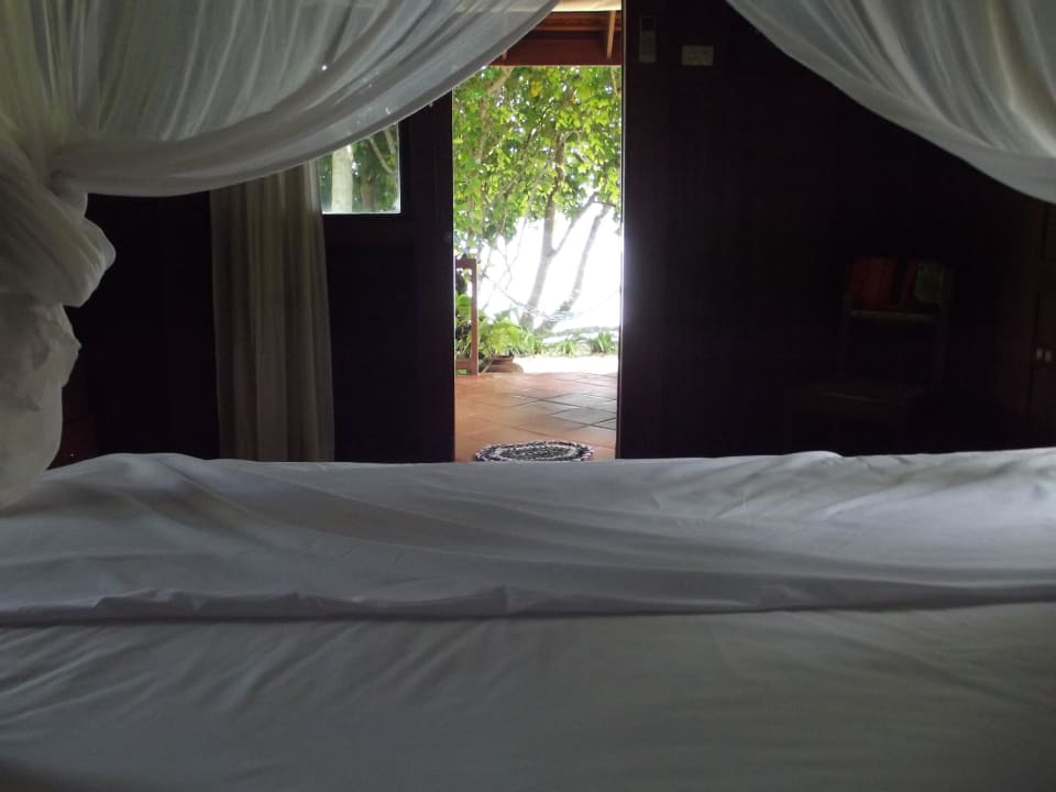 Bett auf den Strand von Bungalow 5 Hotel Baan Mai Cottages, Ko Lone
