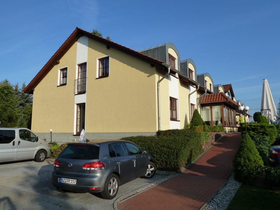 Der linke Hotelflügel GreenLine Landhotel Dresden