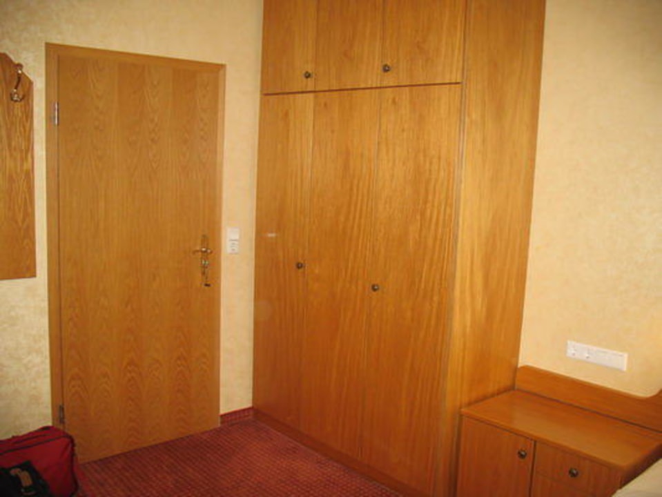 Grosser Kleiderschrank Hotel-Gasthof Jägerstüble