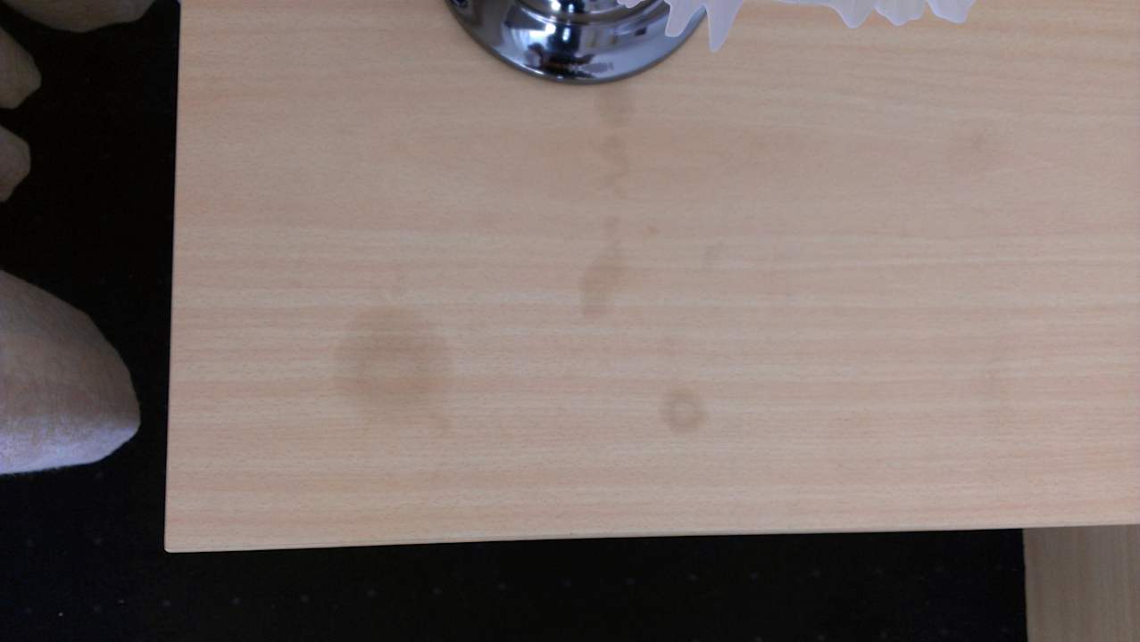 Undefinierbare Flecken auf dem Nachttisch Days Inn Leipzig City Centre