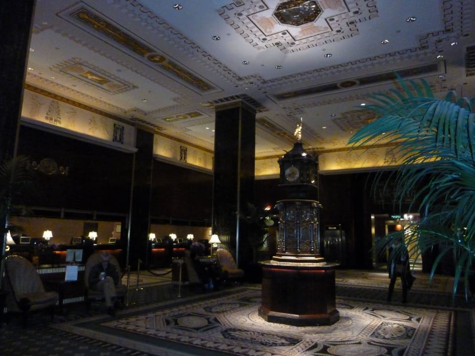 Dunkle Lobby The Waldorf Astoria New York