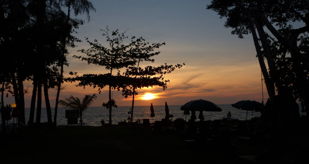Garten bei Sonnenuntergang Khao Lak Merlin Resort