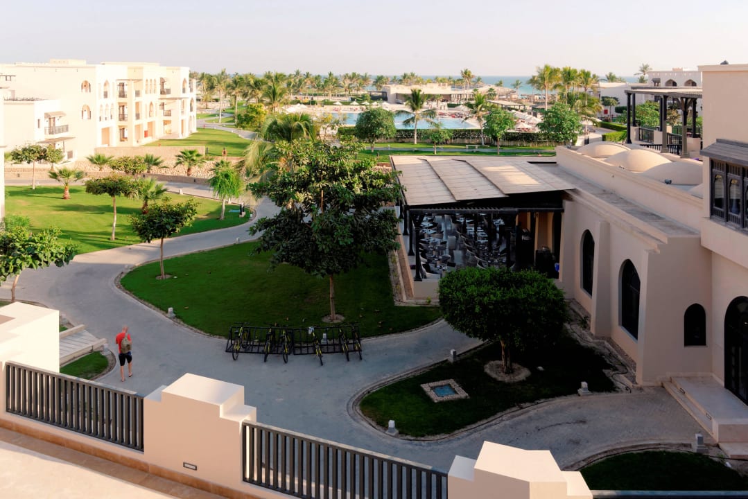 Blick über die Anlage, rechts das Restaurant Salalah Rotana Resort