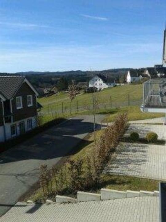 Rechts vanuit slaapkamer huis 75 Lindner Hotel Nurburgring Ferienpark, part of JdV by Hyatt