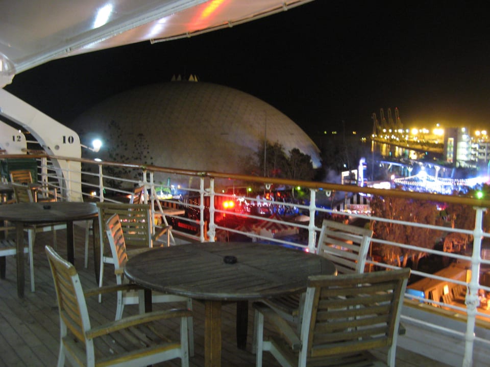Sitzplätze auf dem Deck mit Ausblick The Queen Mary