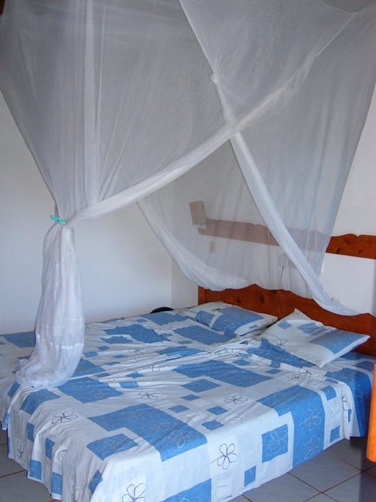 Bett mit Moskitonetz Hotel Diani Palm Resort