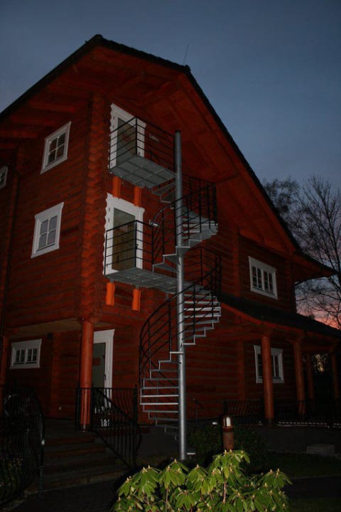 Seitenansicht von rechts Hotel Lido Senftenberg