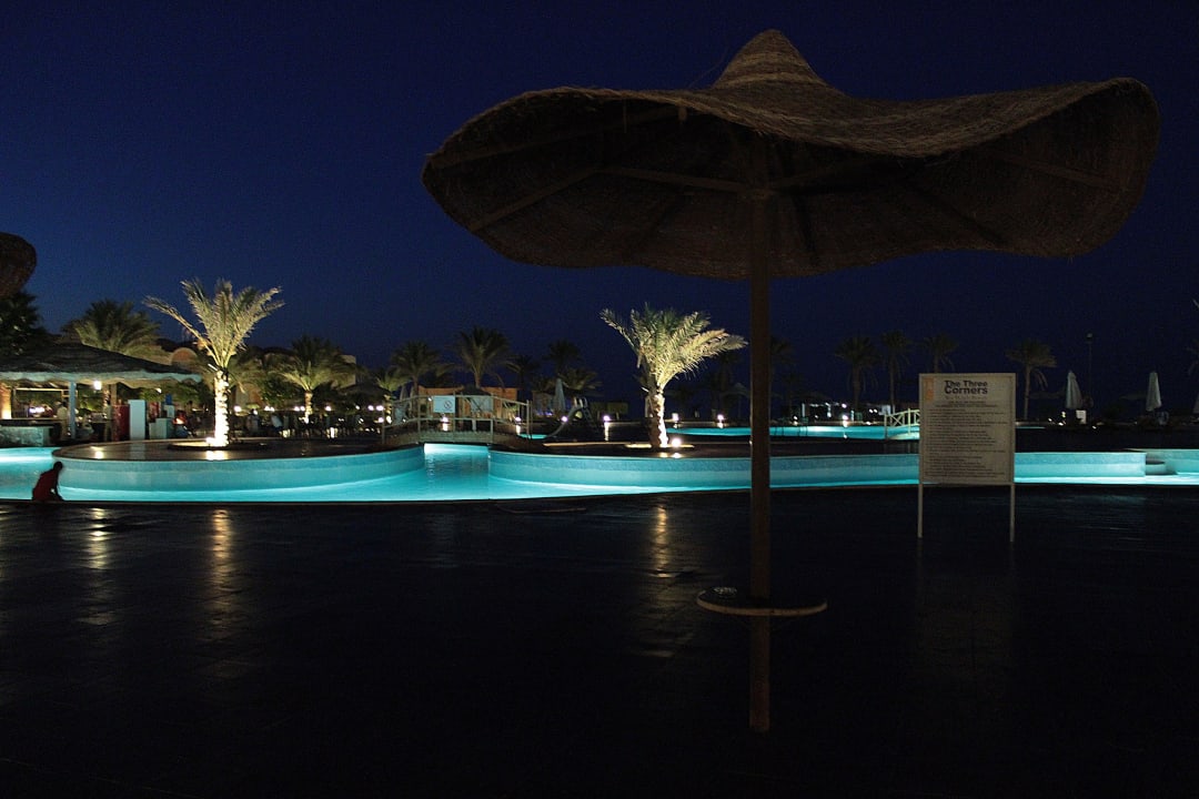 Basen nocą Three Corners Sea Beach Resort