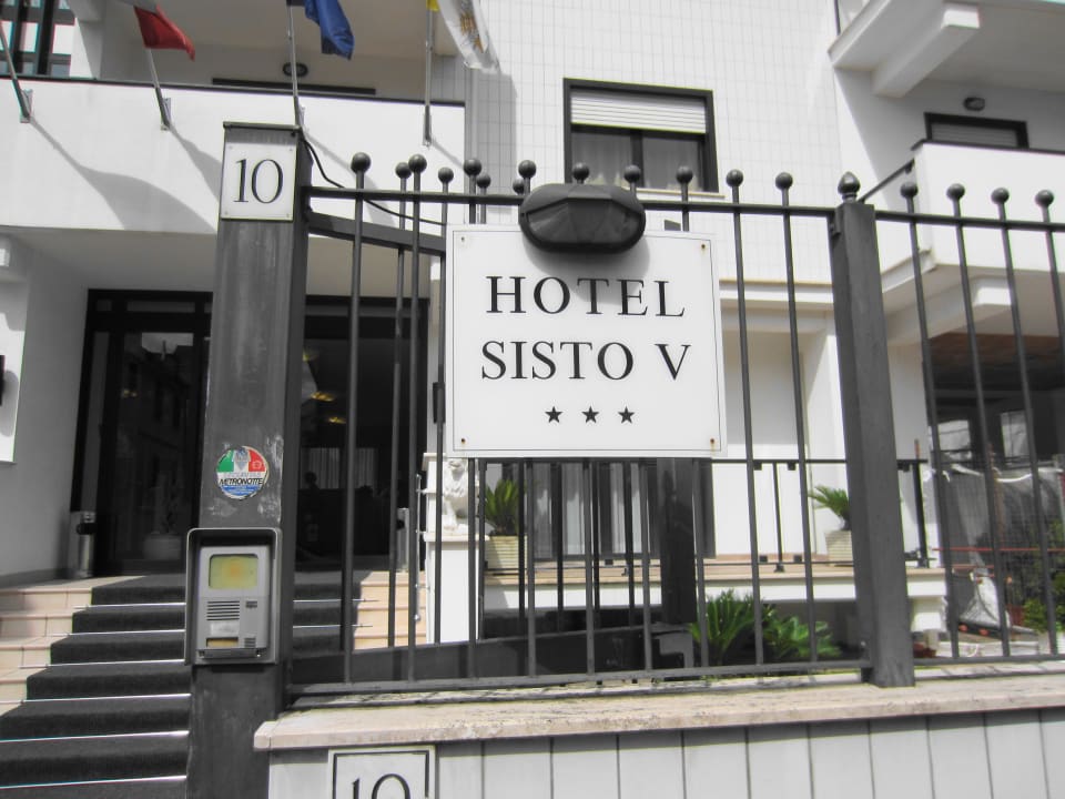 Eingangsschild Hotel Sisto V