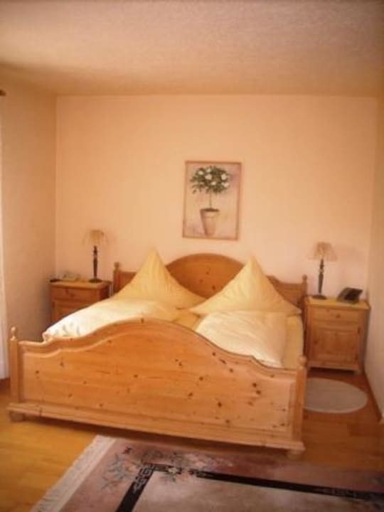 Bett im Doppelzimmer Kat. C Hotel Garni Alpenblick