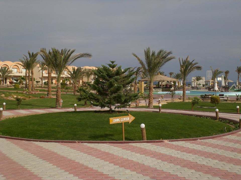 Gartenanlage von der Rezeption aus Three Corners Sea Beach Resort