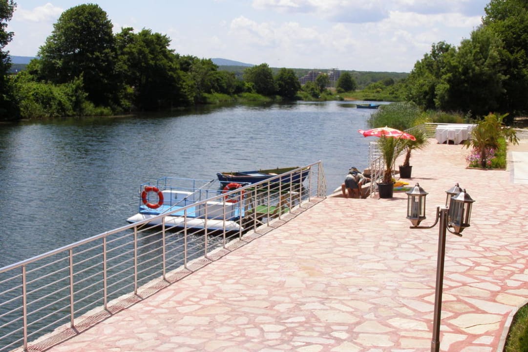 Двор отеля, паром на пляж Hotel Perla Sun Park