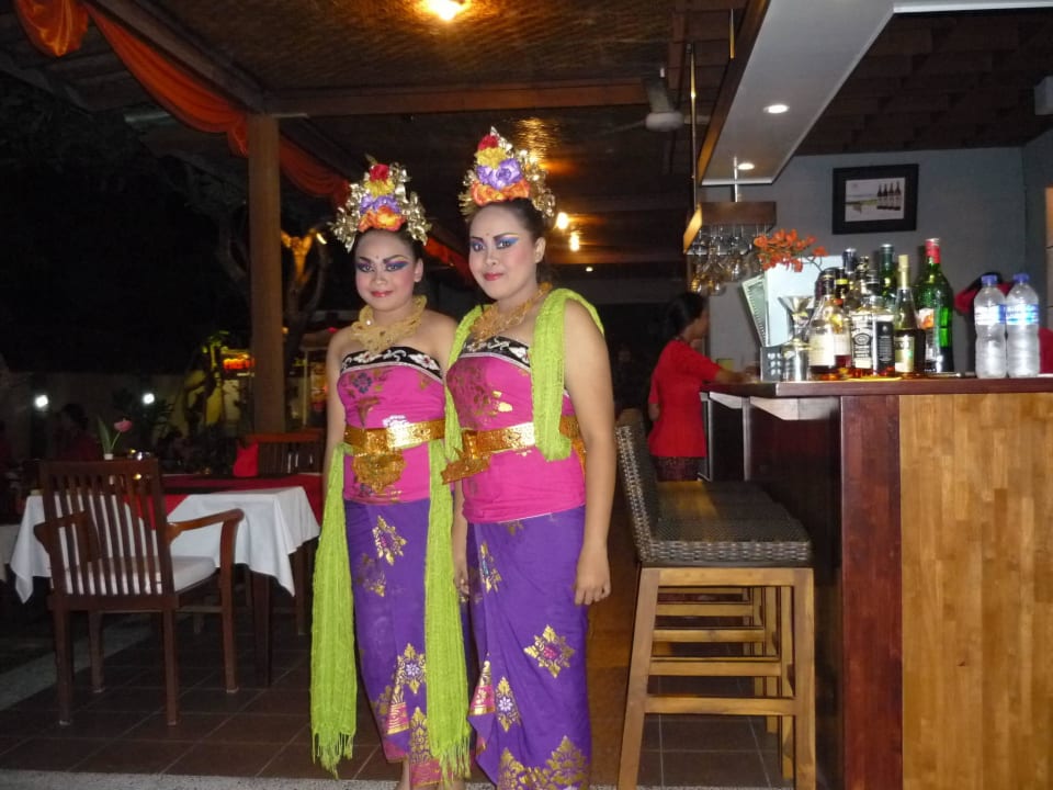 Balinesische Tänzerinnen Puri Santrian