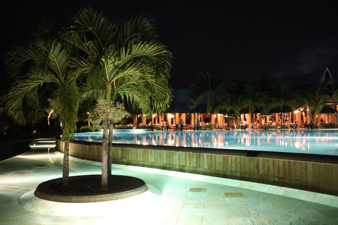 Pool bei Nacht mit Blick auf Hauptrestaurant Victoria Beachcomber Resort & Spa