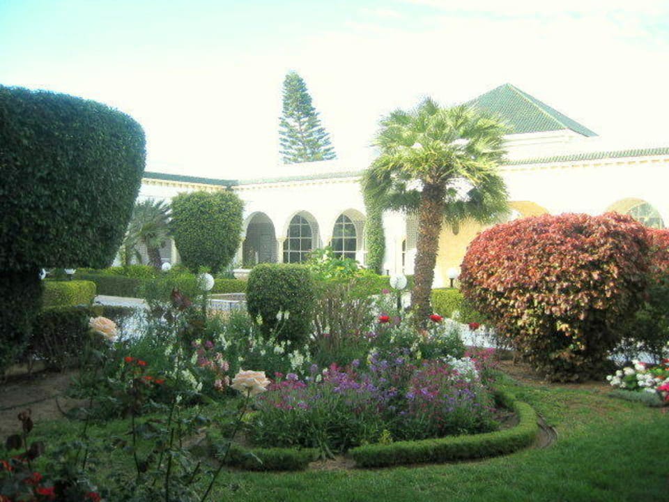 Garten vor dem Hoteleingang mit Brunnen Hotel El Mouradi Palm Marina